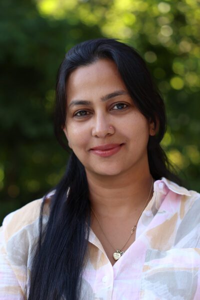 Poonam englischsprachige Kindergartenassistentin